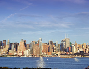 Obraz premium afternoon vibrant capture of new york midtown over hudson