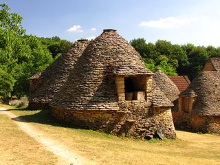Fototapeta na wymiar Cabanes de Breuil, Dordogne Czarny