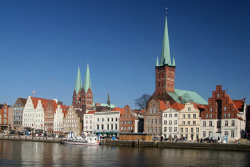 Naklejka premium Altstadt von Lübeck mit Marien- und Petrikirche (rechts)