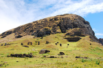 Fototapeta na wymiar Moai na Rano Raraku kamieniołomu Easter Island, Chile