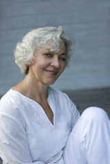 Fototapeta na wymiar Lächelnde ältere Frau in Yogaoutfit