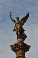 Fototapeta na wymiar Statuetki w Prag