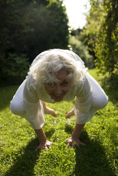 Senioren macht Yoga in der Natur