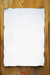 zettel an der holz wand