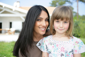 Portrait d'une femme et d'une petite fille dans un jardin