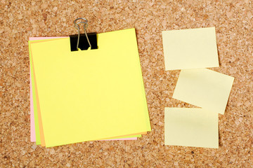 Post-it et note vierge accrochés sur tableau en liège
