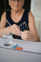 Femme senior avec des médicaments dans la main