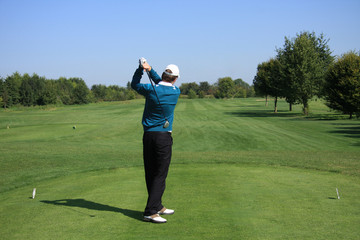 Golfplatz - Golfspieler schaut auf Fairway