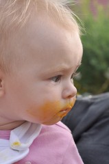 bébé mangeant