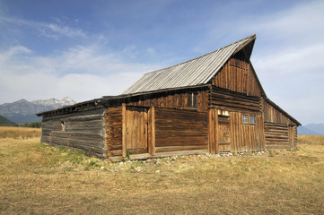Fototapeta premium Old Barn in the Mountains