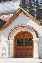 Obraz premium Entrance to the building in the ancient Russian style