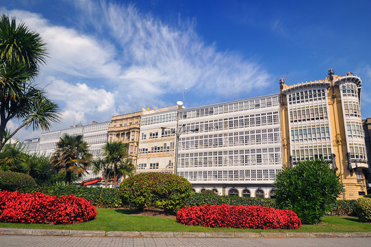 Casas con galer&iacute;as en La Coru&ntilde;a (Galicia).