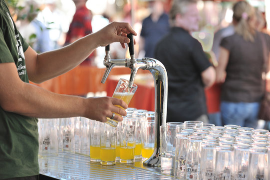 Bier zapfen bunt
