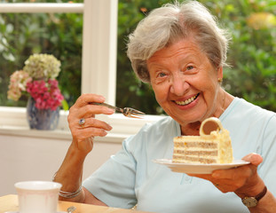 Seniorin isst Kuchen VI