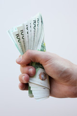 billets dans la main
