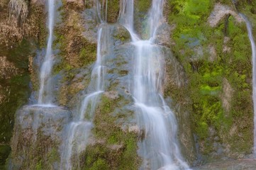 Obraz premium Detalle de cascada en el nacimiento del rio Cuervo