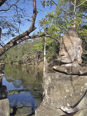 Statue de pierre à l'entrée du site "BAYON" des temples d'Angkor