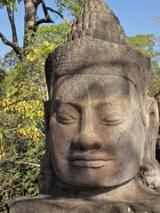 Tête de pierre à l'entrée du site "BAYON" des temples d'Angkor