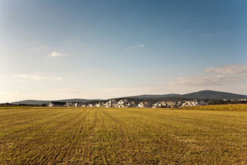 Obraz premium Landschaft mit Feldern und neuen Siedlungen am Horizont
