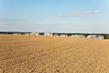 Landschaft mit Feldern und Siedlungen am Horizont