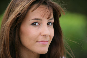 Portrait d'une belle femme souriante