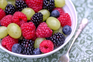 weintrauben, himbeeren, heidelbeeren und brombeeren