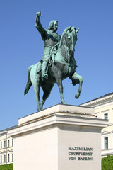 Fototapeta na wymiar Konny pomnik Maksymiliana w Monachium w Bawarii