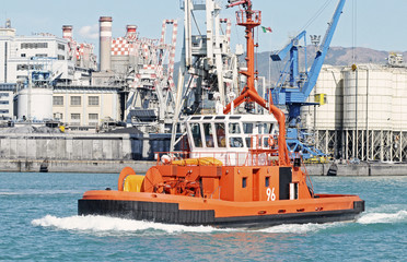 rimorchiatore in navigazione