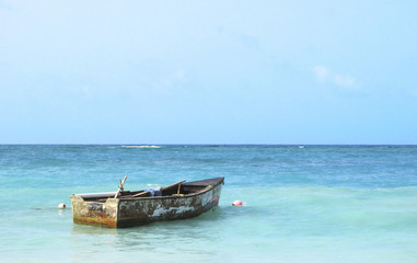 Fototapeta na wymiar Old boat floating in the Caribbean Sea