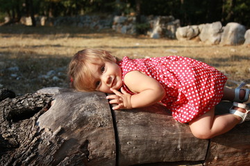 bébé fille couchée sur un arbre © choucashoot