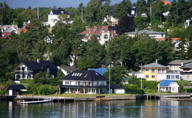 Fototapeta na wymiar villas sur les bords de l'oslofjord