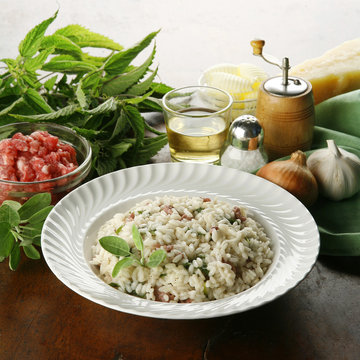 piatto di risotto con ortiche