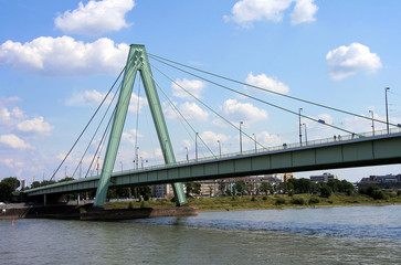 Fototapeta na wymiar Severinsbrücke