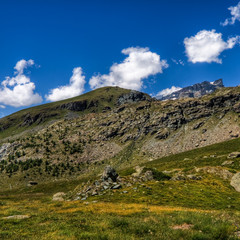 Fototapeta na wymiar Panorama valle di montagna con cielo e nuvole