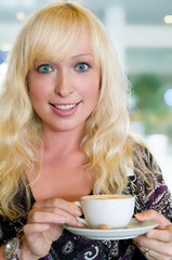 Blonde Frau mit Kaffee