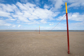 Fototapeta na wymiar Begrenzung der Badezonen am Strand