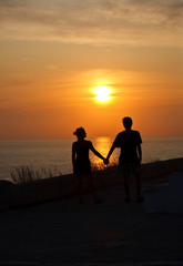 Coppia di innamorati al tramonto