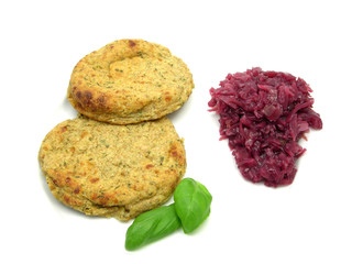 Kartoffelfladen mit Basilikum und Rotkohl
