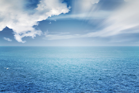 image d'océan bleu et horizon avec des rayons de soleil