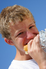 Döner essender Teenager