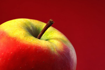 Apfel vor rotem Hintergrund