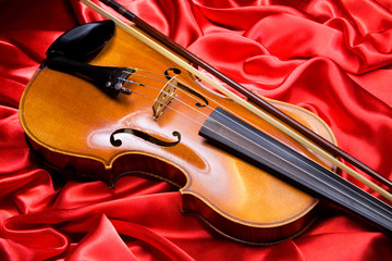Fototapeta premium violin on a red cloth