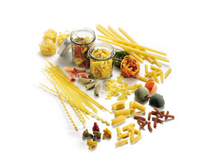 various sorts of pasta  (Arrangement mit diversen Nudelsorten)
