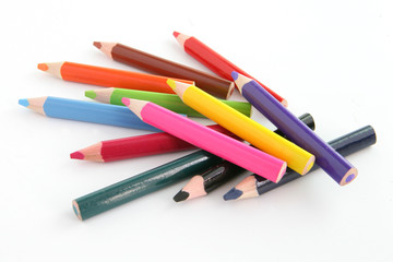 Crayons de couleur sur fond blanc