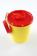 Collecteur de déchets médicaux sur fond blanc