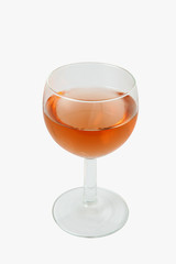 Verres de vin rosé sur fond blanc