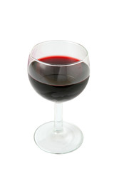 Verres de vin rouge sur fond blanc
