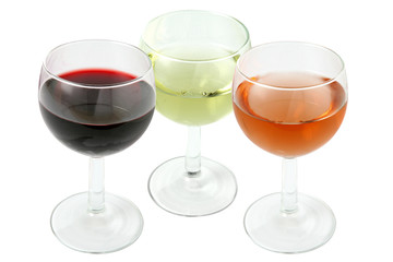 Verres de vin rouge, rosé et blanc sur fond blanc