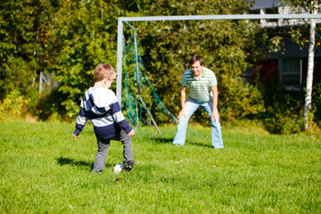 Obraz premium Family playing football