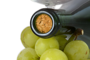 corcho de la botella y uvas